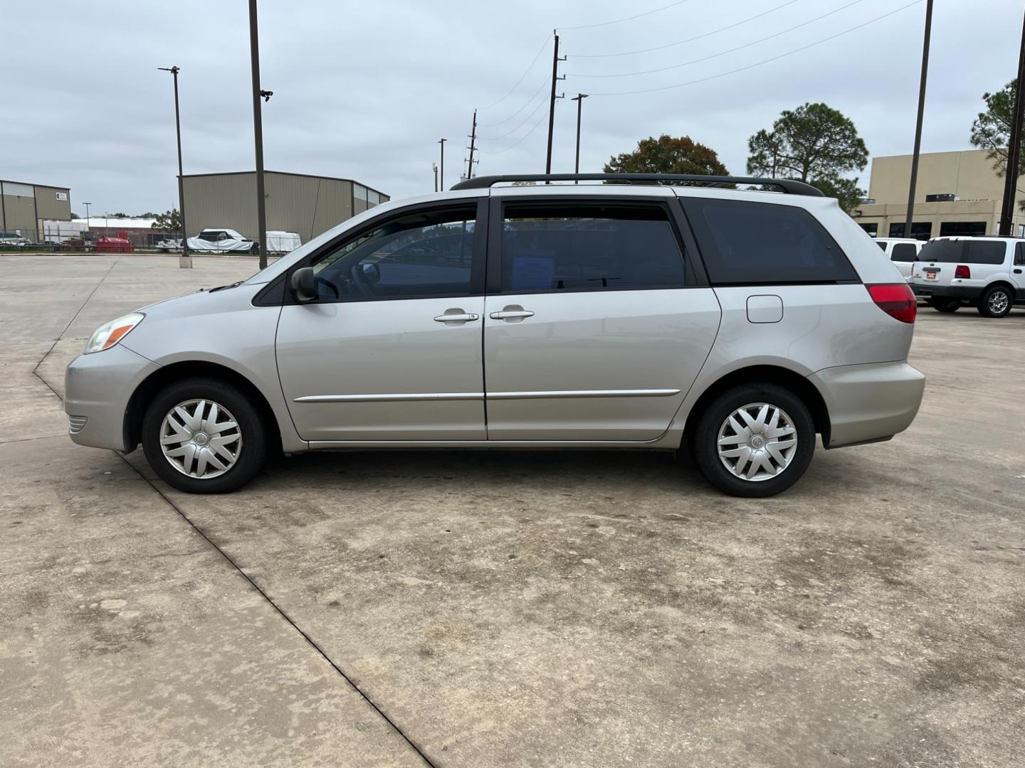 2005 SILVER /gray Toyota Sienna LE - 7 Passenger Seating (5TDZA23C75S) with an 3.3L V6 DOHC 24V engine, 5-Speed Automatic Overdrive transmission, located at 14700 Tomball Parkway 249, Houston, TX, 77086, (281) 444-2200, 29.928619, -95.504074 - Photo#3